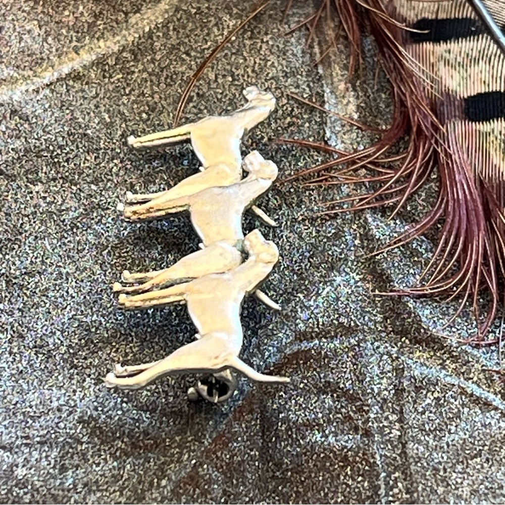 Vintage Preowned Three Hunting Dogs Pin Brooch Unsigned - Picture 5 of 17